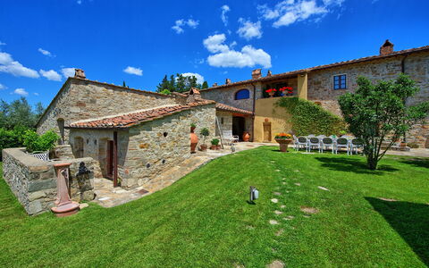 Villa Sonia: Eigendom, Huis, Gebouw, Huis, Onroerend Goed, Landgoed, Gras, Verblijf, Werf, Land Lot