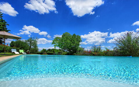 Villa Sonia: Zwembad, Water, Lucht, Natuur, Blauw, Eigendom, Dag, Natuurlijk Landschap, Vakantie, Toevlucht