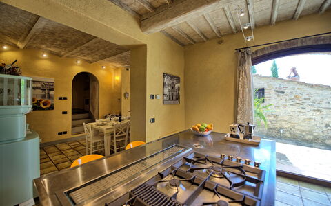 Villa Sonia: Tafel, Interieur Ontwerp, Verlichting, Hout, Onroerend Goed, Plafond, Toestel Van De Keuken, Keuken, Woonkamer, Gebouw