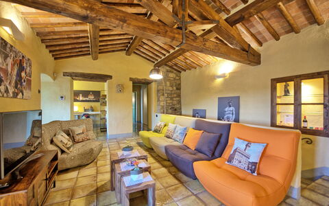 Villa Sonia: Fotolijst, Bankstel, Eigendom, Meubilair, Tafel, Woonkamer, Hout, Slaapbank, Interieur Ontwerp, Verdieping