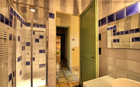 Villa Sonia: Verdieping, Flooring, Badkamer, Onroerend Goed, Loodgieterswerkinrichting, Glas, Plafond