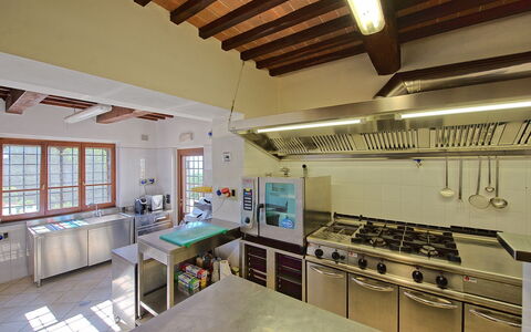 Villa Umbra: Eigendom, Kamer, Gebouw, Plafond, Interieur Ontwerp, Huis, Meubilair, Onroerend Goed, Keuken, Architectuur