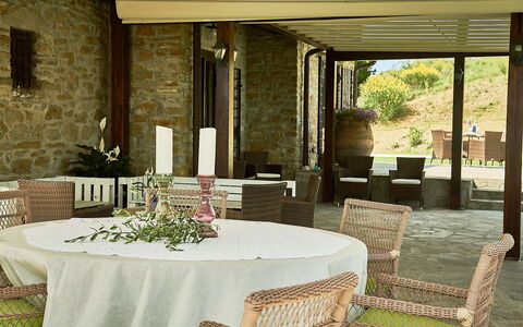 Villa Umbra: Eigendom, Tafelkleed, Kamer, Meubilair, Restaurant, Interieur Ontwerp, Gebouw, Tafel, Eetkamer, Huis