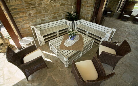 Villa Umbra: Meubilair, Kamer, Interieur Ontwerp, Tafel, Architectuur, Koffietafel, Woonkamer, Ontwerp, Verdieping, Stoel