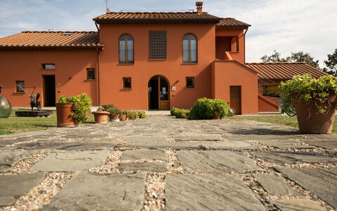 Incanto Toscano: Fabriek, Lucht, Gebouw, Eigendom, Venster, Wolk, Deur, Huis, Land Lot, Weg Oppervlak