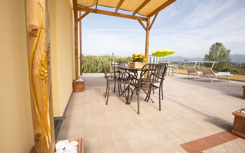 Incanto Toscano: Lucht, Eigendom, Tafel, Fabriek, Interieur Ontwerp, Hout, Schaduw, Boom, Wolk, Veranda