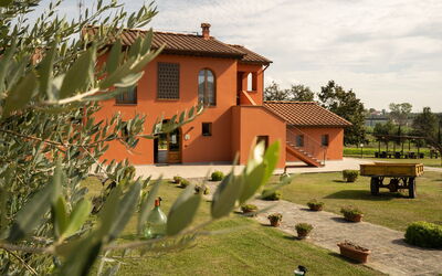 Incanto Toscano: Fabriek, Lucht, Gebouw, Eigendom, Venster, Wolk, Huis, Boom, Architectuur, Land Lot