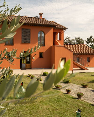 Incanto Toscano: Fabriek, Lucht, Gebouw, Eigendom, Venster, Wolk, Huis, Boom, Architectuur, Land Lot