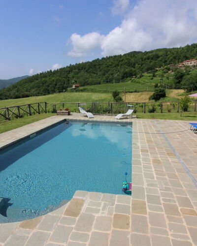 Poggio del Fabbro: Water, Lucht, Wolk, Eigendom, Gebouw, Zwembad, Azure, Buitenmeubels, Schaduw, Stoel