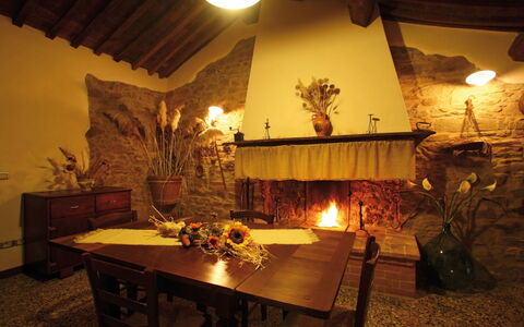 Agriturismo le Calle: Verlichting, Kamer, Interieur Ontwerp, Tafel, Gebouw, Meubilair, Restaurant