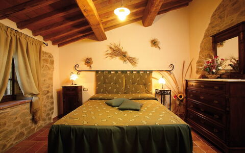 Agriturismo le Calle: Slaapkamer, Bed, Kamer, Meubilair, Eigendom, Laken, Bed Frame, Interieur Ontwerp, Gebouw, Bedding