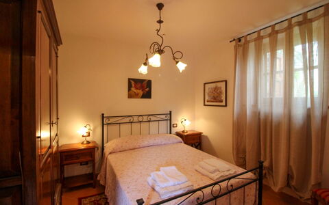 Borgo di Usciano: Bed, Meubilair, Slaapkamer, Interieur Ontwerp, Muur, Verdieping, Flooring, Laken, Plafond, Bedding