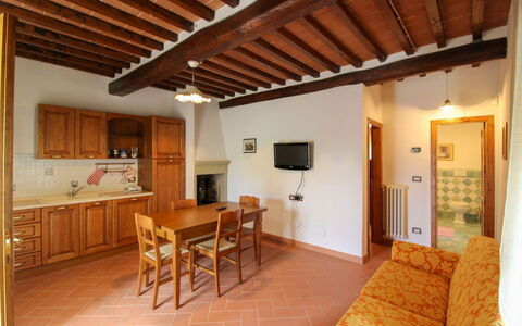Borgo di Usciano: Flooring, Interieur Ontwerp, Hout, Plafond, Meubilair, Verdieping, Kamer, Countertop, Cabinetry, Keuken
