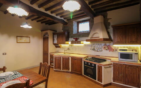 Borgo di Usciano: Keuken, Meubilair, Interieur Ontwerp, Toestel Van De Keuken, Flooring, Hout, Countertop, Major Appliance, Cabinetry, Plafond