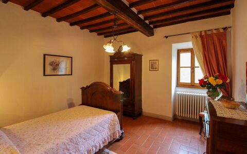 Borgo di Usciano: Meubilair, Muur, Interieur Ontwerp, Hout, Slaapkamer, Flooring, Bed, Verdieping, Plafond, Laken