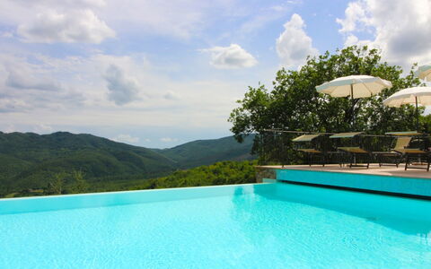 Borgo di Usciano: Water, Wolk, Lucht, Fabriek, Blauw, Zwembad, Natuur, Rechthoek, Zwemwater, Natuurlijk Landschap