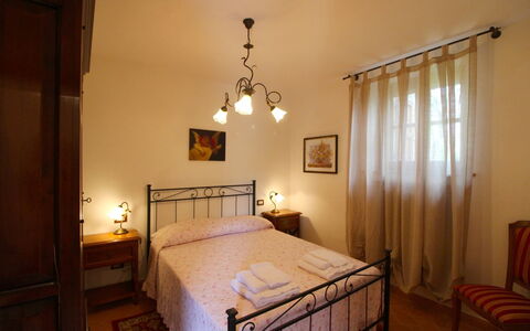Borgo di Usciano: Bed, Kamer, Meubilair, Eigendom, Slaapkamer, Bed Frame, Laken, Interieur Ontwerp, Gebouw, Verdieping