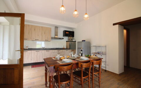 Podere i Gigli: Kamer, Eigendom, Meubilair, Gebouw, Verdieping, Interieur Ontwerp, Keuken, Huis, Hardwood, Houten Vloer