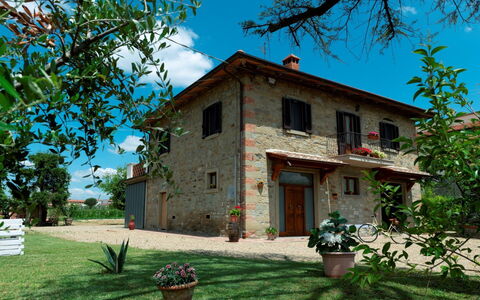 Podere i Gigli: Lucht, Fabriek, Eigendom, Venster, Gebouw, Wolk, Bloempot, Groen, Blauw, Boom