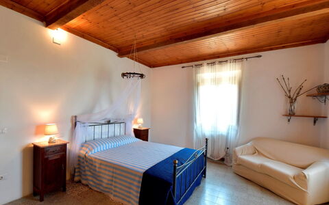 Podere i Gigli: Bed, Slaapkamer, Kamer, Meubilair, Eigendom, Laken, Gebouw, Plafond, Interieur Ontwerp, Suite