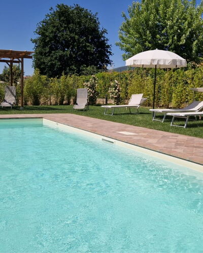 Podere i Gigli: Water, Fabriek, Lucht, Eigendom, Zwembad, Azure, Boom, Schaduw, Rechthoek, Buitenmeubels