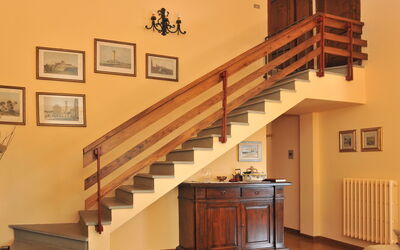 Incompiuta: Gebouw, Eigendom, Trap, Hout, Interieur Ontwerp, Huis, Verdieping, Flooring, Beits, Woonkamer