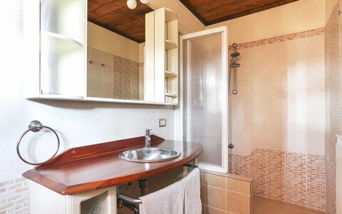 La Castagnara: Kamer, Eigendom, Badkamer, Gebouw, Interieur Ontwerp, Wastafel, Huis, Onroerend Goed, Meubilair, Architectuur