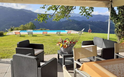 La Castagnara: Eigendom, Kamer, Muur, Huis, Tafel, Meubilair, Huis, Schaduw, Onroerend Goed, Gras