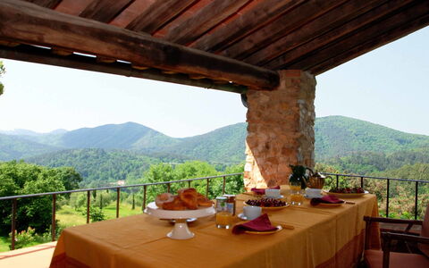 Compignano Barn: Eigendom, Kamer, Huis, Toevlucht, Vakantie, Gebouw, Boom, Berg, Landschap, Landelijk Gebied
