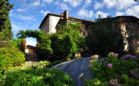 Villa Dorella Di Montaperti: Eigendom, Huis, Vegetation, Natuurlijk Landschap, Huis, Gebouw, Verblijf, Onroerend Goed, Tuin, Plantkunde