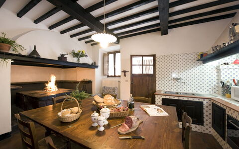 Villa Dorella Di Montaperti: Kamer, Interieur Ontwerp, Eigendom, Gebouw, Plafond, Huis, Countertop, Meubilair, Zolder, Keuken