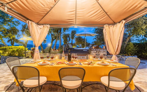 Villa Del Santo Bastiano: Eigendom, Tafel, Geel, Meubilair, Onroerend Goed, Patio, Vrije Tijd, Schaduw, Canopy, Interieur Ontwerp