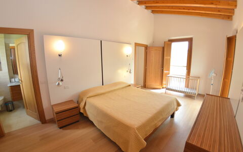 Il Sogno Tra i Vigneti: Bed, Slaapkamer, Kamer, Meubilair, Eigendom, Gebouw, Verdieping, Interieur Ontwerp, Bed Frame, Laken