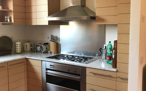 Il Sogno Tra i Vigneti: Countertop, Meubilair, Cabinetry, Fornuis, Kamer, Keuken, Eigendom, Interieur Ontwerp, Verdieping, Major Appliance