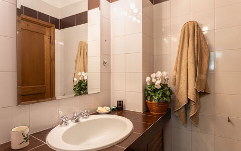 Casa La Rotta: Badkamer, Kamer, Eigendom, Interieur Ontwerp, Tegel, Wastafel, Onroerend Goed, Gebouw, Plafond, Kraan