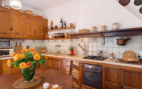 Casa La Rotta: Countertop, Kamer, Keuken, Eigendom, Cabinetry, Meubilair, Interieur Ontwerp, Gebouw, Huis, Verdieping