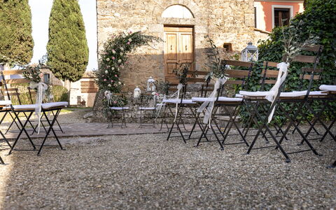 Antico Borgo San Lorenzo - Weddings And Events: Fabriek, Meubilair, Tafel, Venster, Buitentafel, Gebouw, Buitenmeubels, Stoel, Gras, Openluchtbank