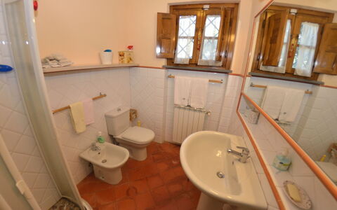 La Cipressa: Badkamer, Kamer, Eigendom, Verdieping, Muur, Loodgieterswerkinrichting, Toilet, Huis, Interieur Ontwerp, Badkamer Accessoire