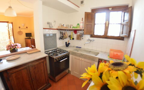 La Cipressa: Kamer, Eigendom, Meubilair, Keuken, Gebouw, Geel, Huis, Interieur Ontwerp, Verdieping, Huis