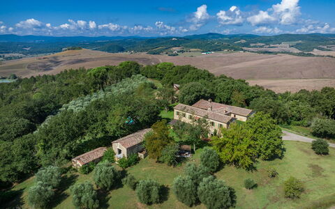 Castello D'Ombrone: Wolk, Lucht, Fabriek, Gebouw, Natuurlijk Landschap, Boom, Hoogland, Huis, Land Lot, Grasland