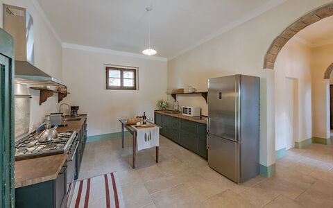 Castello D'Ombrone: Eigendom, Kamer, Gebouw, Huis, Verdieping, Meubilair, Plafond, Interieur Ontwerp, Onroerend Goed, Keuken