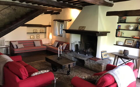 Villa Del Castagno: Woonkamer, Kamer, Interieur Ontwerp, Eigendom, Meubilair, Gebouw, Huis, Zolder, Tafel, Plafond