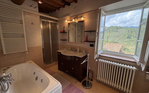 Casa Max: Spiegel, Bad, Eigendom, Loodgieterswerkinrichting, Venster, Fabriek, Badkamer, Kraan, Gebouw, Interieur Ontwerp