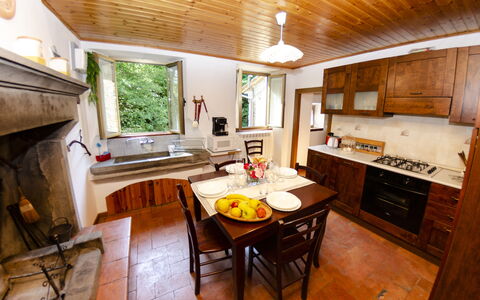 Il Molino: Tafel, Meubilair, Cabinetry, Countertop, Venster, Bankstel, Hout, Gebouw, Keuken, Woonkamer