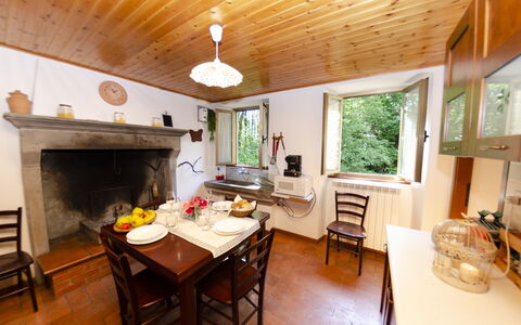 Il Molino: Meubilair, Tafel, Venster, Stoel, Hout, Tableware, Interieur Ontwerp, Architectuur, Woonkamer, Verdieping