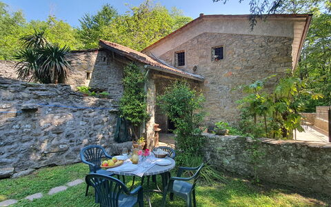 Il Molino: Fabriek, Gebouw, Eigendom, Tafel, Venster, Lucht, Huis, Stoel, Boom, Land Lot