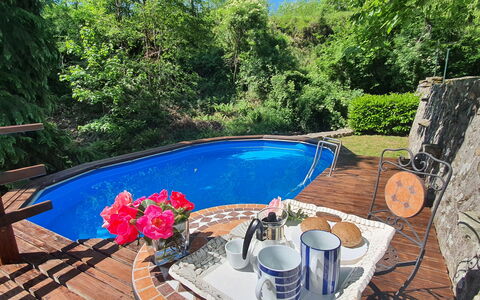 Il Molino: Fabriek, Water, Eigendom, Tableware, Bloem, Zwembad, Boom, Buitenmeubels, Tafel, Stoel