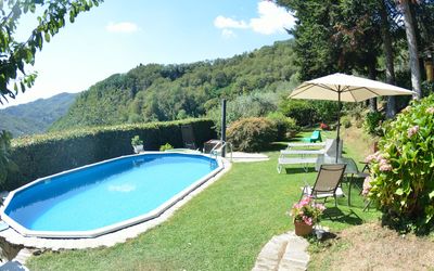 Il Nido: Zwembad, Eigendom, Onroerend Goed, Huis, Vrije Tijd, Backyard, Toevlucht, Gras, Gebouw, Villa