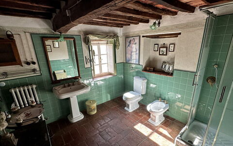 Borgo Bucatra Buonvento: Eigendom, Venster, Loodgieterswerkinrichting, Interieur Ontwerp, Verdieping, Wastafel, Gebouw, Badkamer, Flooring, Fotolijst