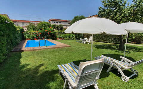 La Capannella: Fabriek, Lucht, Meubilair, Paraplu, Schaduw, Buitenmeubels, Architectuur, Boom, Stoel, Gras